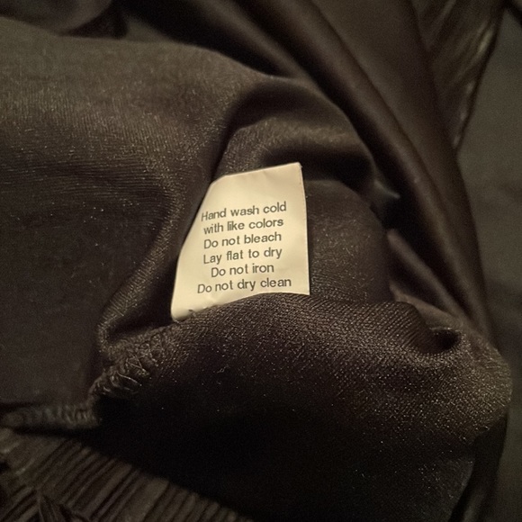 NY Collection: Black Ruffle Tank (XL) - Picture 5 of 5